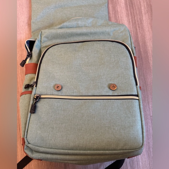 Modoker Backpack - Picture 2 of 5